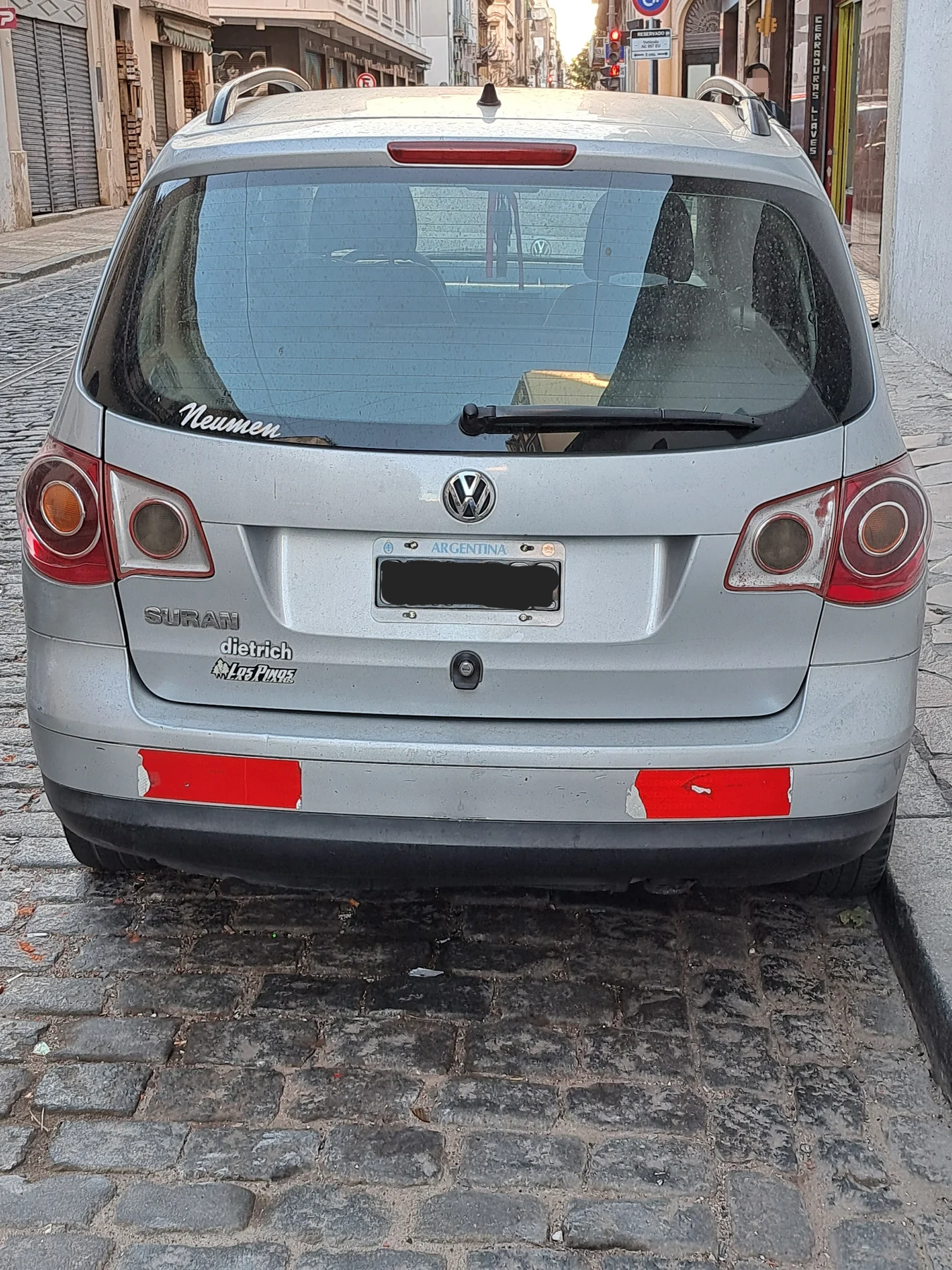 Monovolumen gris estacionado en una calle de Buenos Aires