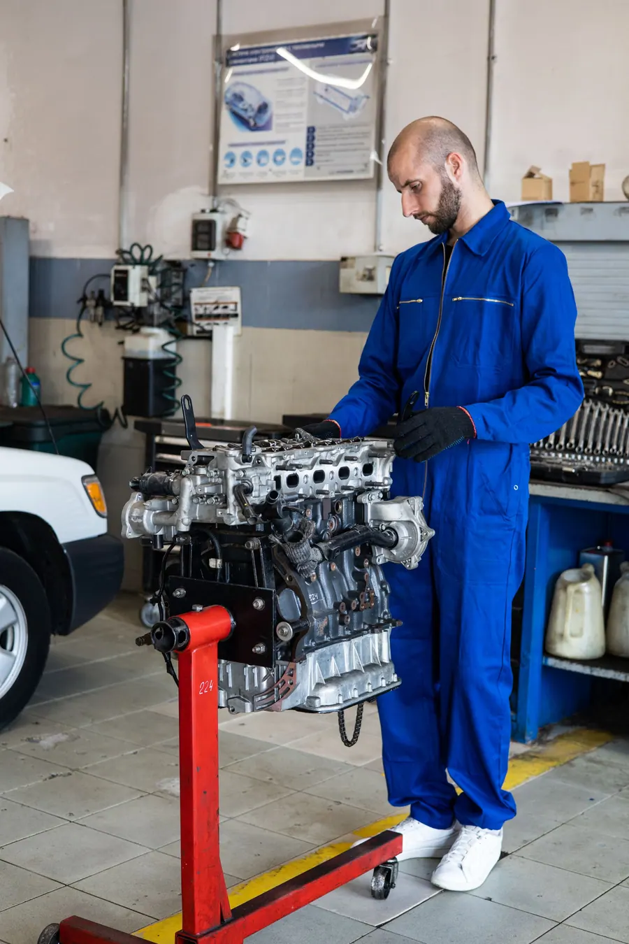Mechanik kontroluje motor v dílně